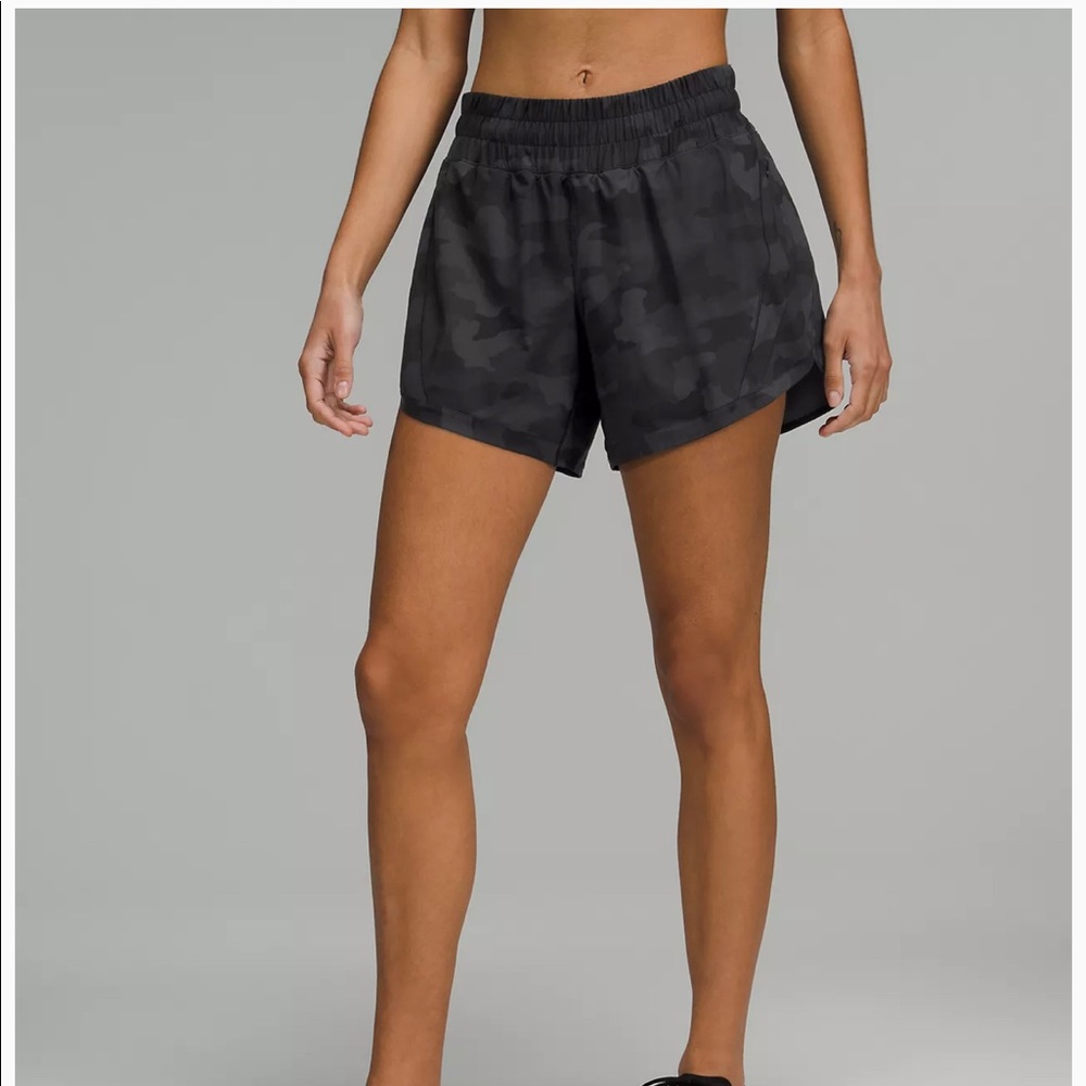 LULULEMON Track That Mid Rose lined shorts in black camouflage size 8 - Picture 2 of 7